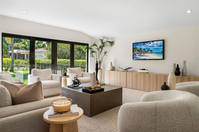 10945 SW 75th Ct, Pinecrest, FL 33156