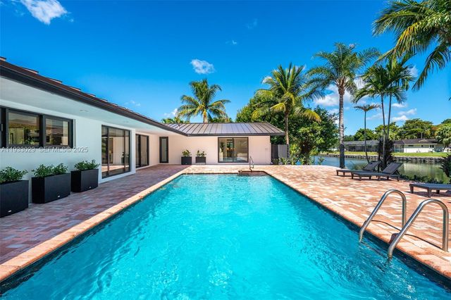 10945 SW 75th Ct, Pinecrest, FL 33156