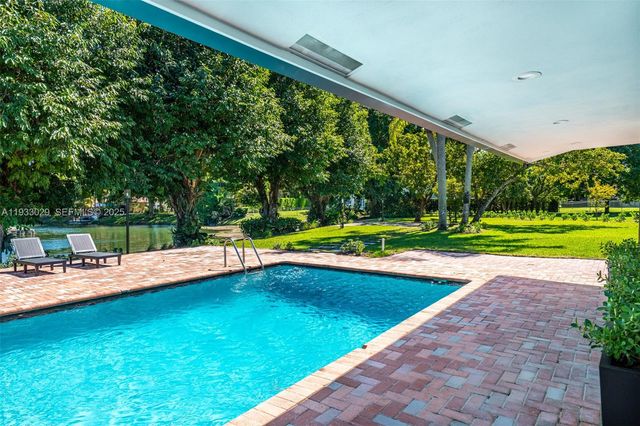 10945 SW 75th Ct, Pinecrest, FL 33156