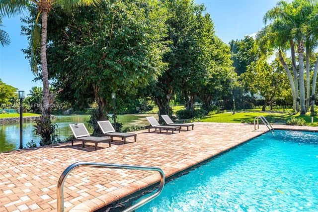 10945 SW 75th Ct, Pinecrest, FL 33156