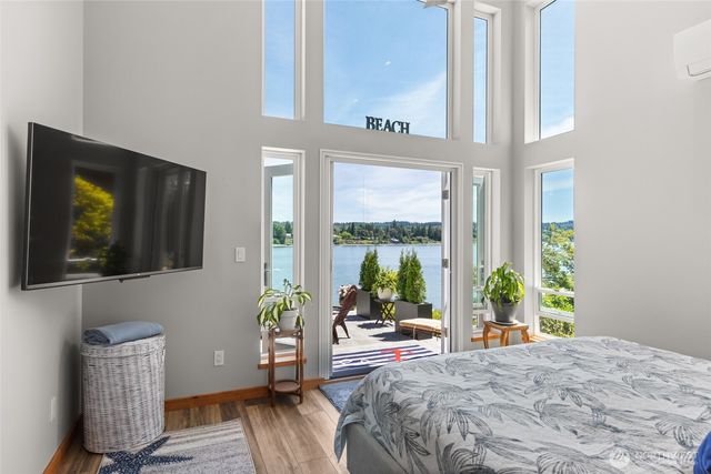 8829 SW Quartermaster Drive, Vashon, WA 98070