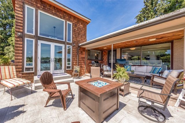 8829 SW Quartermaster Drive, Vashon, WA 98070