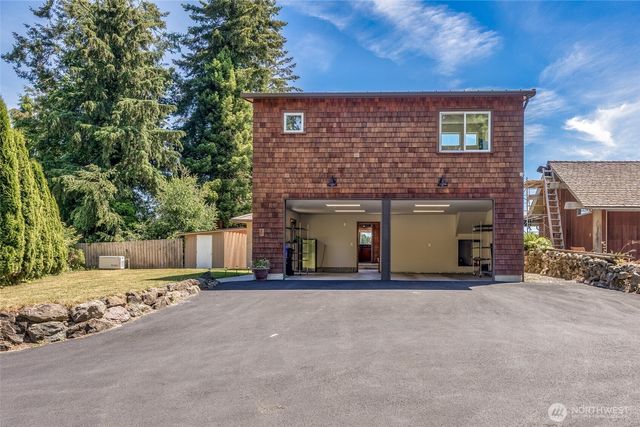 8829 SW Quartermaster Drive, Vashon, WA 98070
