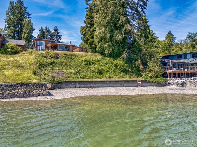 8829 SW Quartermaster Drive, Vashon, WA 98070