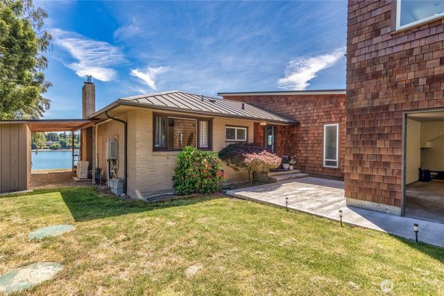 8829 SW Quartermaster Drive, Vashon, WA 98070