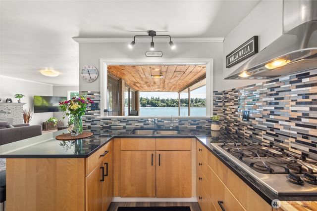 8829 SW Quartermaster Drive, Vashon, WA 98070