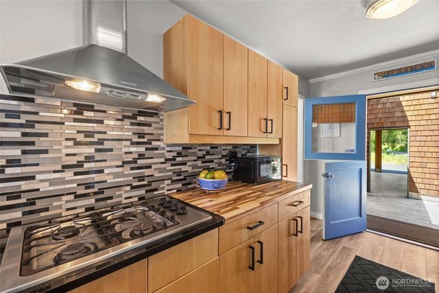 8829 SW Quartermaster Drive, Vashon, WA 98070