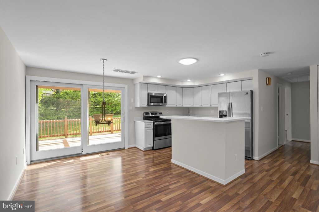 Image 12 of property listing at 8848 YOUNGSEA PL, Columbia, MD 21045