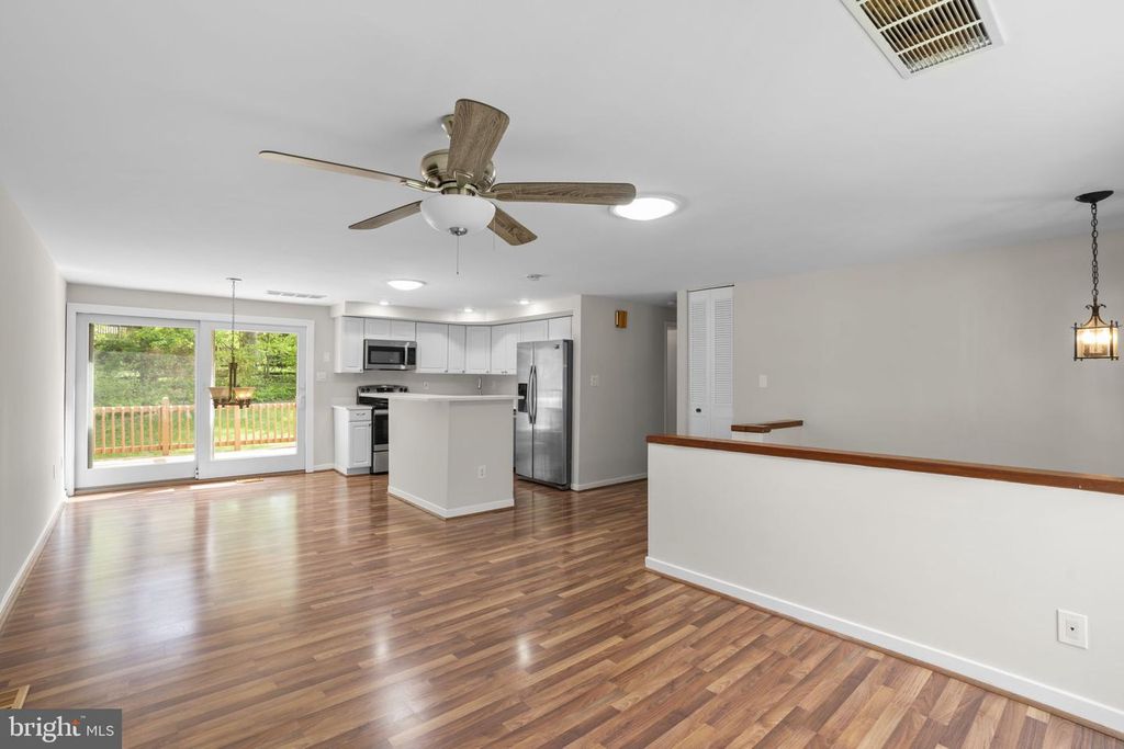 Image 7 of property listing at 8848 YOUNGSEA PL, Columbia, MD 21045