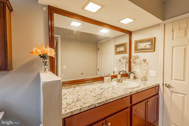 33 KINGSBRIDGE DR, Burlington Township, NJ 08016