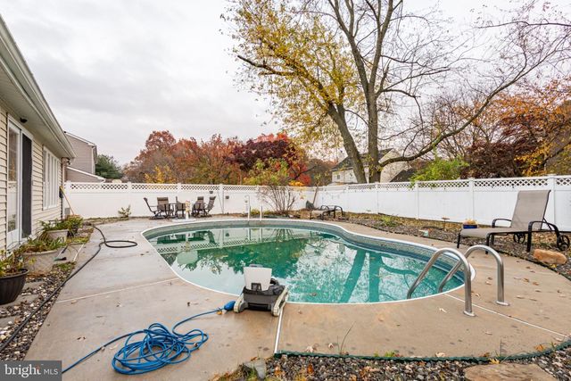 33 KINGSBRIDGE DR, Burlington Township, NJ 08016