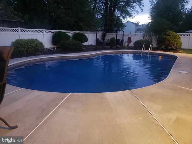 33 KINGSBRIDGE DR, Burlington Township, NJ 08016