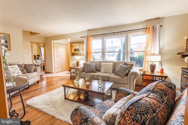 33 KINGSBRIDGE DR, Burlington Township, NJ 08016