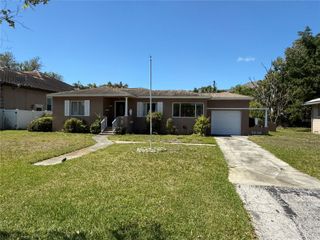 144 ALMEDO WAY NE, St Petersburg, FL 33704
