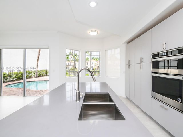 20729 NE 32nd Ave, Aventura, FL 33180