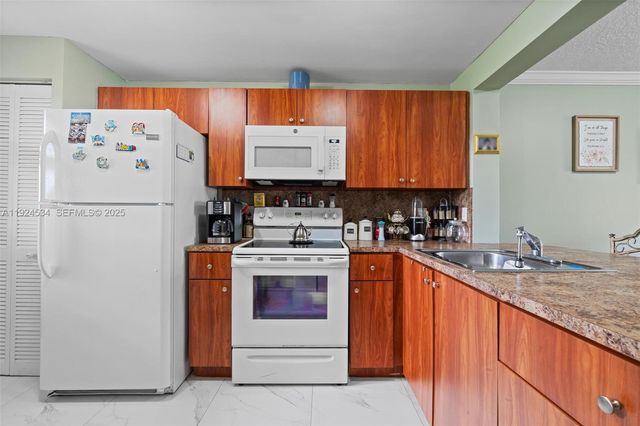 821 NE 207th Ln 102-1, Miami, FL 33179