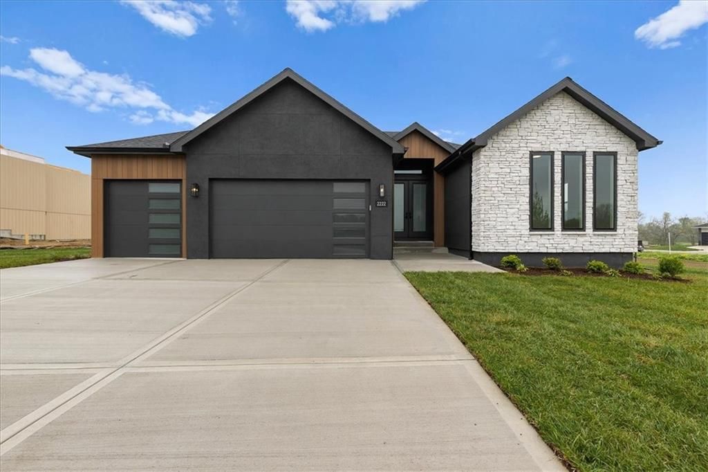 2120 SW Wheatfield Drive, Lee's Summit, MO 64082