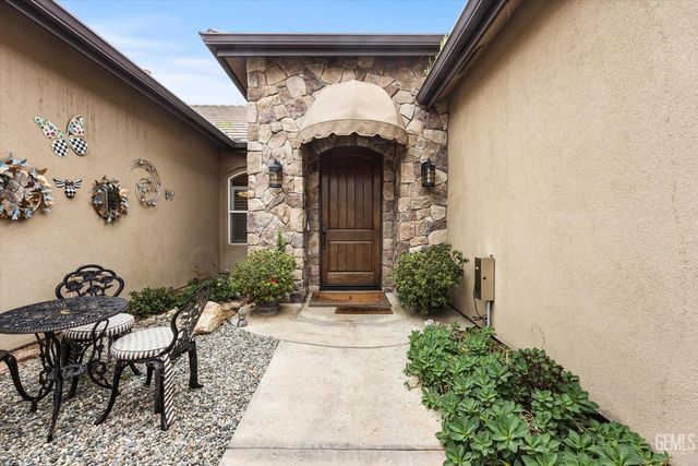 1800 Fairclough Drive, Bakersfield, CA 93311