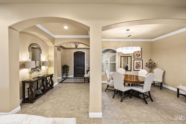 1800 Fairclough Drive, Bakersfield, CA 93311