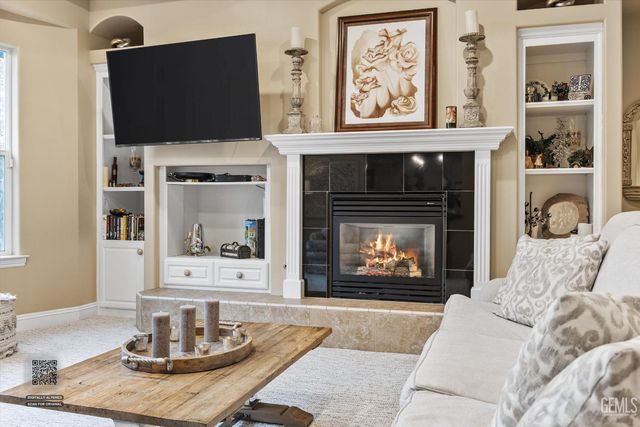 1800 Fairclough Drive, Bakersfield, CA 93311