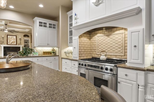 1800 Fairclough Drive, Bakersfield, CA 93311