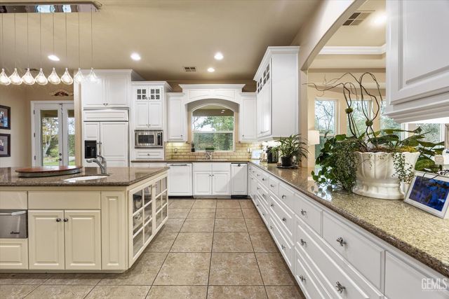 1800 Fairclough Drive, Bakersfield, CA 93311