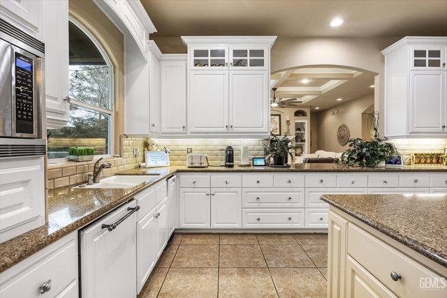 1800 Fairclough Drive, Bakersfield, CA 93311