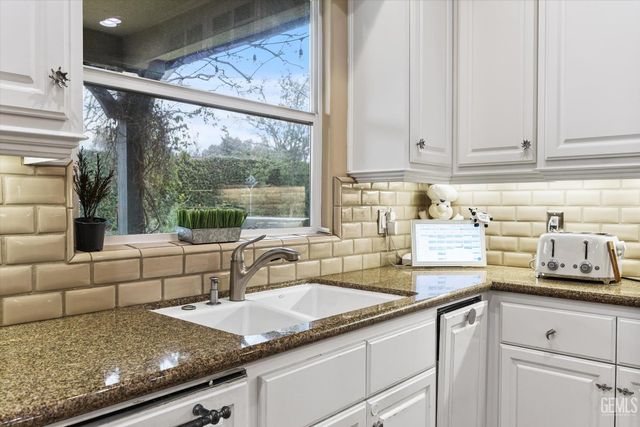 1800 Fairclough Drive, Bakersfield, CA 93311