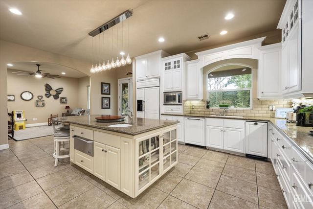 1800 Fairclough Drive, Bakersfield, CA 93311