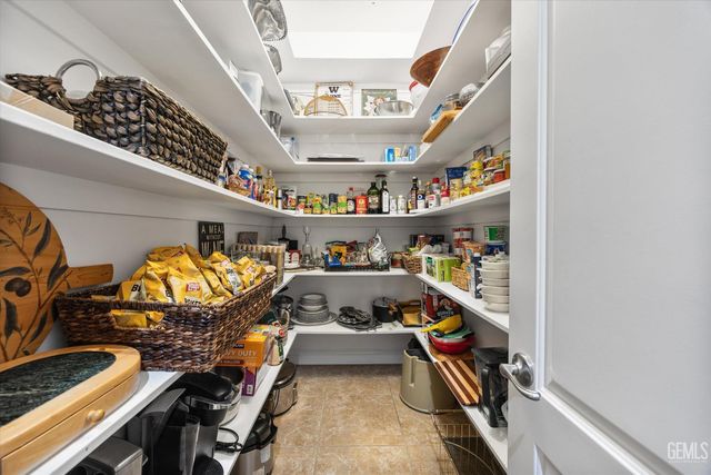 1800 Fairclough Drive, Bakersfield, CA 93311