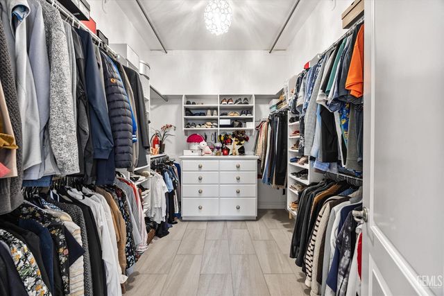 1800 Fairclough Drive, Bakersfield, CA 93311