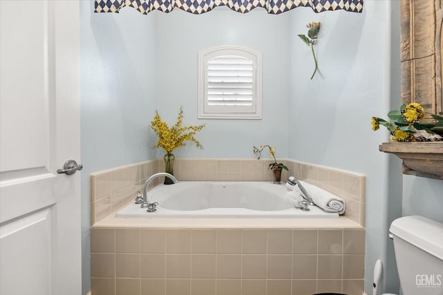 1800 Fairclough Drive, Bakersfield, CA 93311