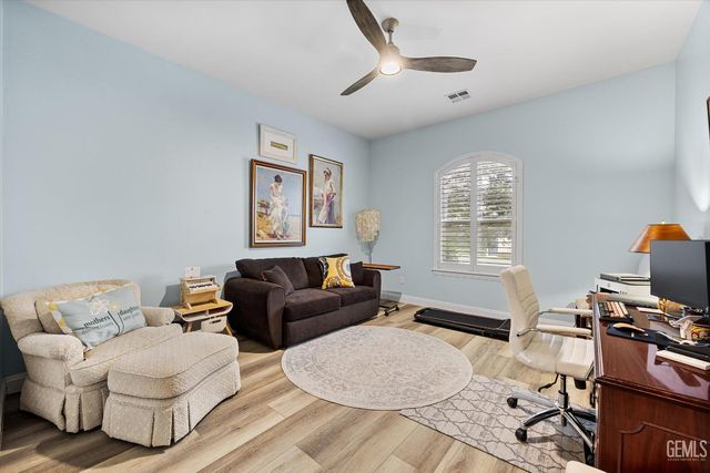 1800 Fairclough Drive, Bakersfield, CA 93311