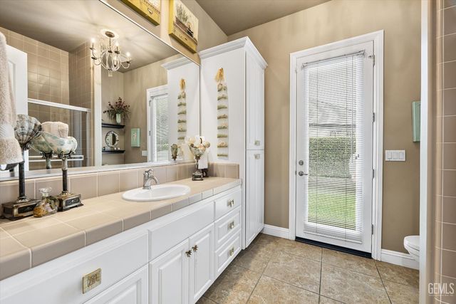 1800 Fairclough Drive, Bakersfield, CA 93311