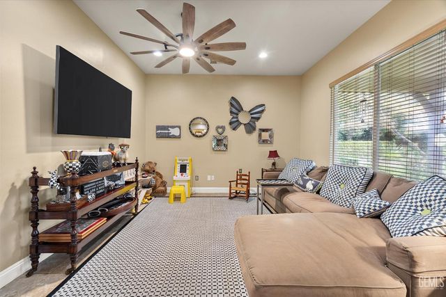 1800 Fairclough Drive, Bakersfield, CA 93311