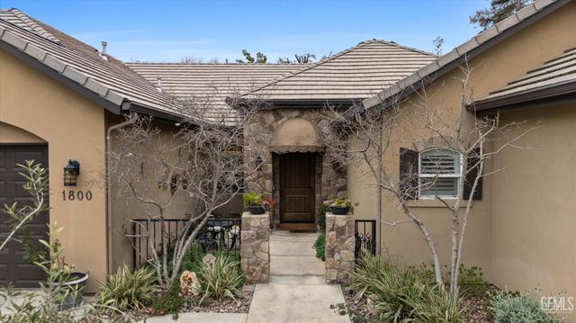 1800 Fairclough Drive, Bakersfield, CA 93311