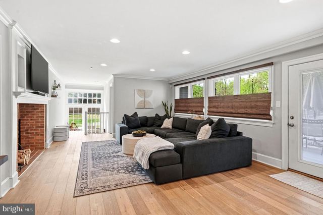 4 COVE CT, Moorestown, NJ 08057