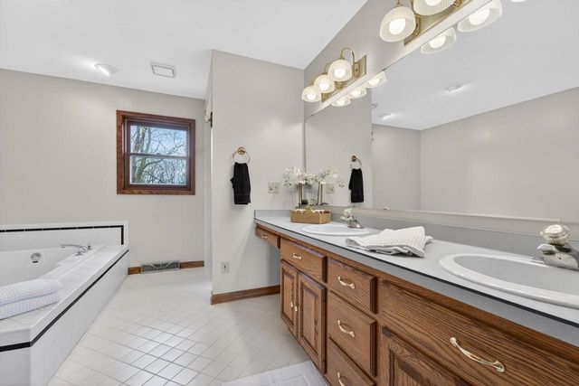 4405 Marseilles DRIVE, Mequon, WI 53092