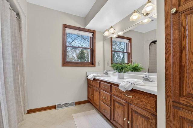 4405 Marseilles DRIVE, Mequon, WI 53092