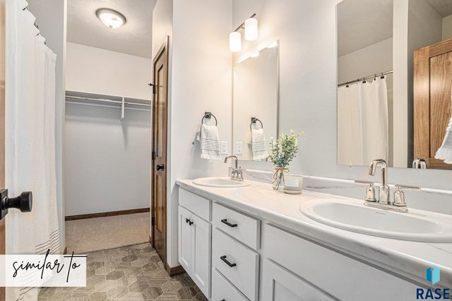 8012 E Tencate Pl, Sioux Falls, SD 57110