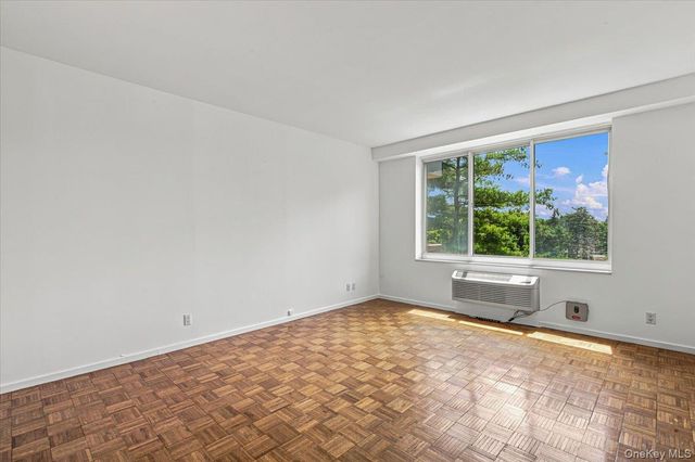 100 Hilton Avenue 417, Garden City, NY 11530