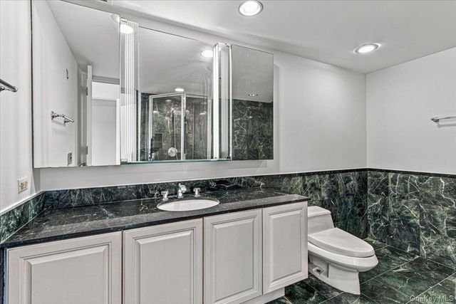 100 Hilton Avenue 417, Garden City, NY 11530