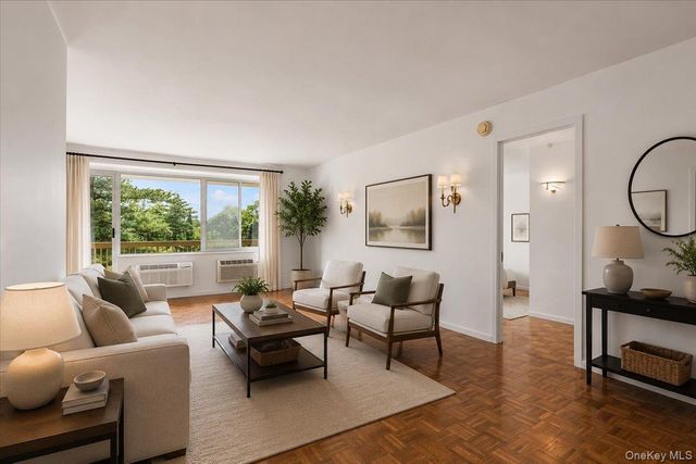 100 Hilton Avenue 417, Garden City, NY 11530