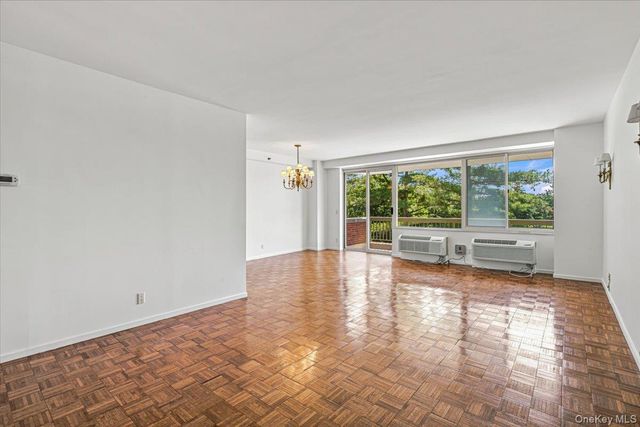 100 Hilton Avenue 417, Garden City, NY 11530