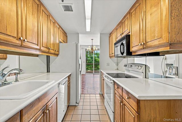 100 Hilton Avenue 417, Garden City, NY 11530