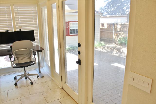 6910 Casa Loma Avenue, Dallas, TX 75214