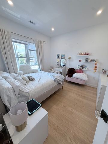 15 Emaerald St 1, Newton, MA 02458