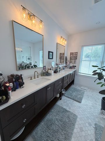 15 Emaerald St 1, Newton, MA 02458