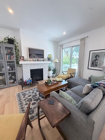 15 Emaerald St 1, Newton, MA 02458