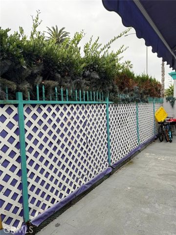 1047 Pacific Avenue, Long Beach, CA 90813